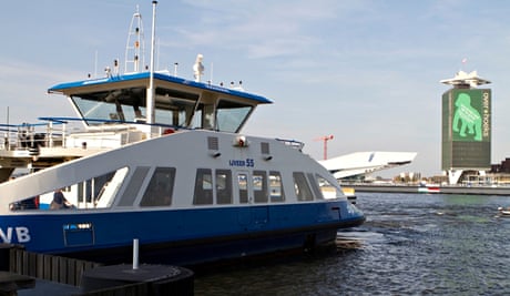 The-free-ferry-service-at-001
